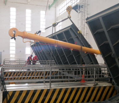 閘站利用電動(dòng)葫蘆起重機(jī)更換液壓啟閉機(jī)油缸