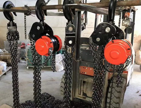 鋼絲繩電動葫蘆有導繩器，而環(huán)鏈電動葫蘆有導鏈結構